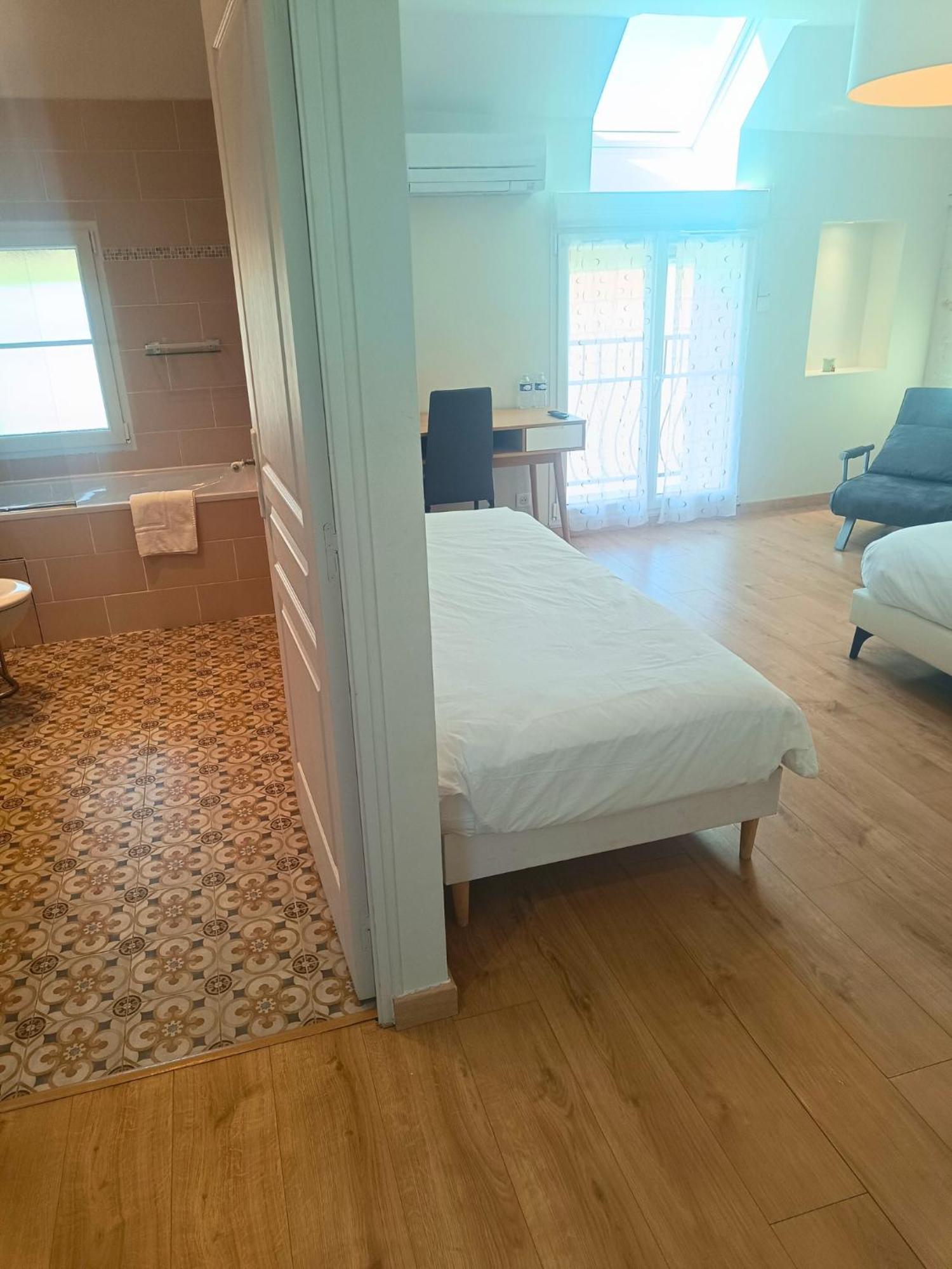 Chambre D'Hotes Le Domaine Des Hirondelles Champcenest Room photo